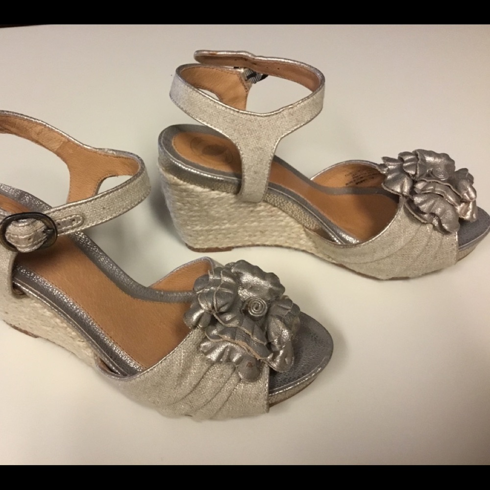 Nurture gold Wedge Sandal